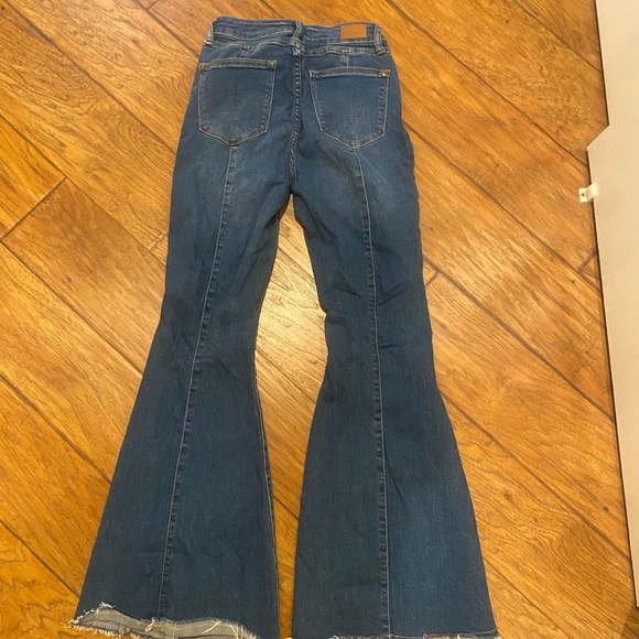 Judy Blue Jeans - Picture 2 of 3